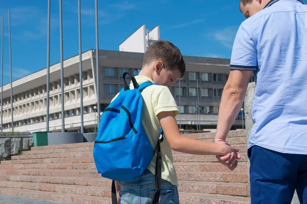 Pappa Tar Sonen Till Skolan Eleven Ser Sin Fars Hand — Stockfoto