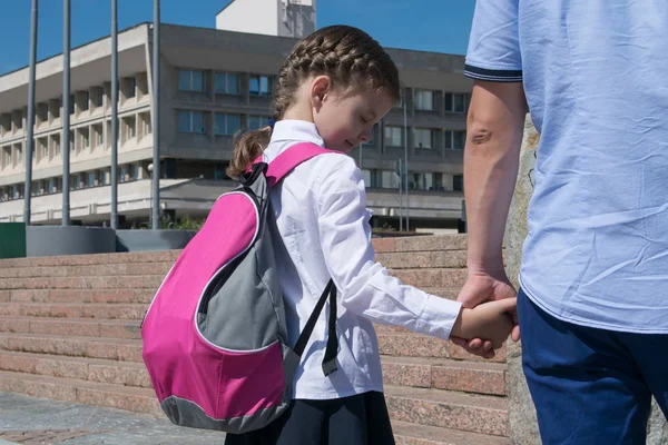 Pappa Håller Handen Flicka Med Ryggsäck Till Skolan — Stockfoto