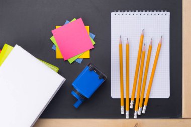 siyah arka plan, okul, kurşun kalem, Not defteri ve Kitaplar için nesneleri kümesi ile bir yer çok renkli çıkartmalar üzerinde bir yazıt için