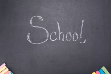 kara tahta, okul yazılı ortasına beyaz tebeşir