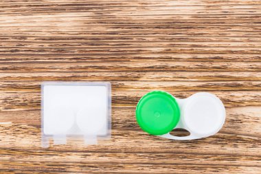 güzel bir ahşap zemin üzerine kontakt lensler için depolama kutular