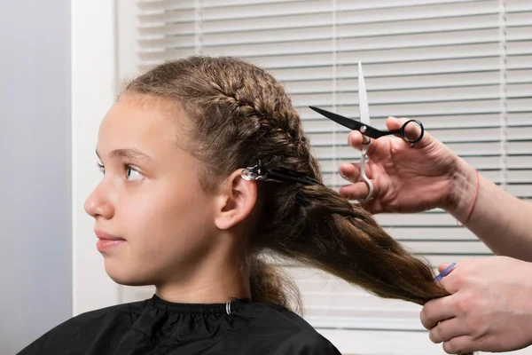 kuaför kıvırcık, asi saçlı bir kız makasla atar.