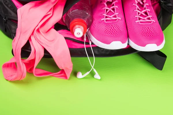 Cosas Color Rosa Para Practicar Deportes Sobre Fondo Verde —  Fotos de Stock