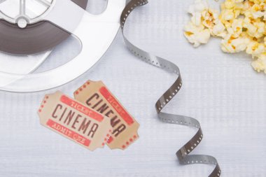 unwound film sinema ve taze patlamış mısır için iki bilet, hafif bir arka plan