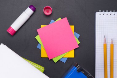 pembe renk, bir eğitim arka plan şeklinde bir kara tahta üzerinde notlar için etiketleri