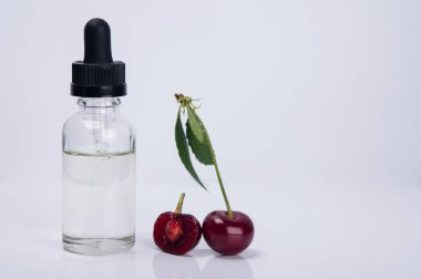 beyaz zemin üzerinde bir cam kaba kiraz tadında