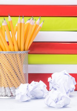 Kağıt kalem ve kitap arka plan üzerinde sanatçının notlar