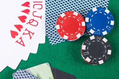 Kartları ve kart kazanan bir kombinasyonu ile Poker fişleri