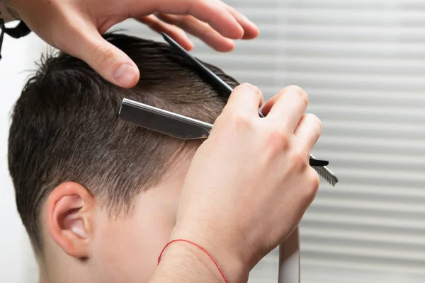 Hände Des Stylisten Bei Der Arbeit Der Frisur — Stockfoto