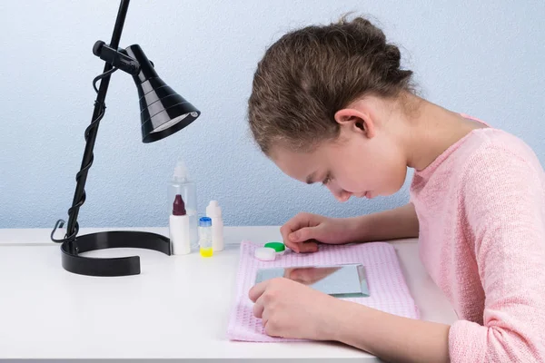 Een Meisje Kijkt Spiegel Alvorens Contactlenzen — Stockfoto