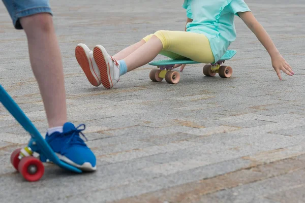 Twee Kinder Sport Planken Met Verschillende Elementen Stenen Straatstenen — Stockfoto