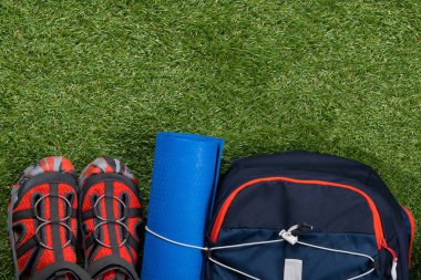 şeyler sefer, bir sırt çantası ve yeşil çim üzerinde ayakkabı için