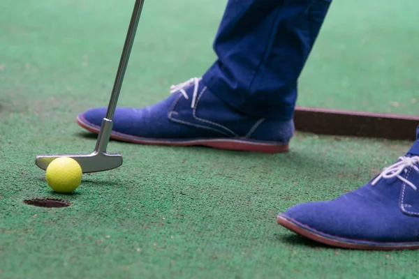 クローズ アップ トップ観草バック グラウンド ミニゴルフ ボールと青い靴 — ストック写真