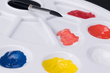 seyreltilmiş çok renkli boya beyaz bir palette yakın çekim