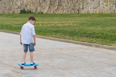 mavi spor yönetim kurulu aşağıda taş bir yol üzerinde haddeleme çocuk