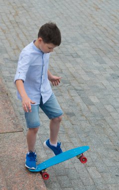 Çocuk spor boyutunda bir tahta üzerinde bir taş merdiven bir hile yapıyor