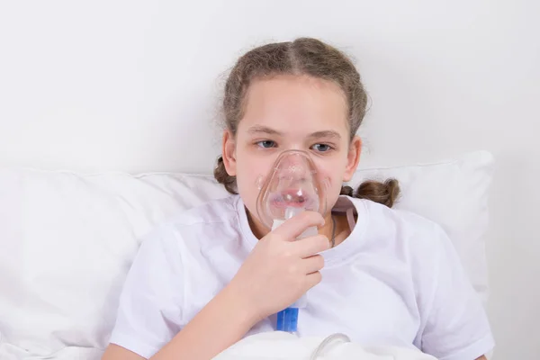 一个生病躺在床上的女孩 戴上口罩吸入 — 图库照片