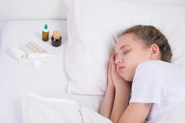 Девочка Больна Спит Постели Рядом Ней Лекарства Выздоровления — стоковое фото