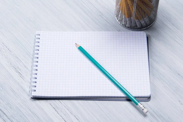 Lápis Afiado Simples Está Uma Almofada Escrita Branco — Fotografia de Stock