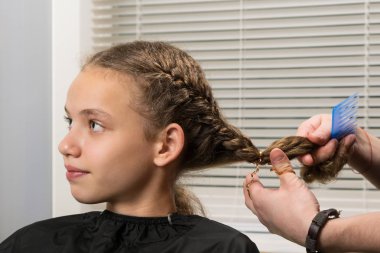Kız ana hairdresses üzerinde oturur, bir yığın yok