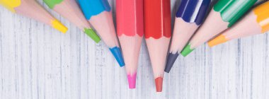 bir yığın, uzun arka plan renkli kalemler