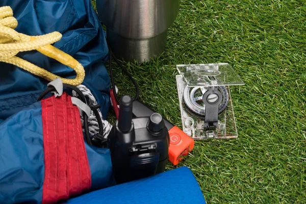 Conjunto Para Esportes Radicais Livre Encontra Grama Verde — Fotografia de Stock