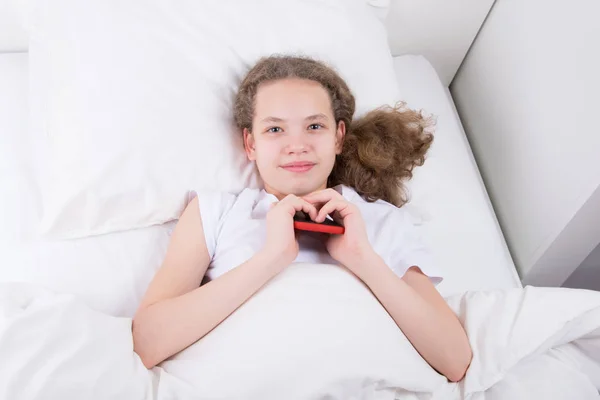 Yatakta Kız Cep Telefonu Sabah Erken Mutlu Ile Belgili Tanımlık — Stok fotoğraf