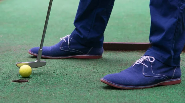 ゴルフの穴 クローズ アップ スティックとブルーのブーツで最後の一撃 — ストック写真