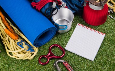 bir yeşil çim şeyler turist üzerinde bir not defteri ile uzun bir yürüyüş için