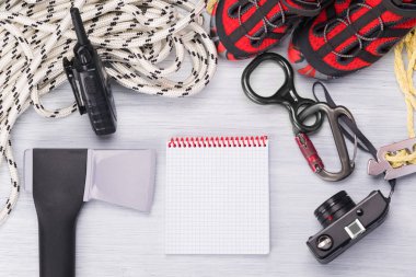 uzun yürüyüşler yapmayı şeyler ve bir kamera ile hafif bir arka plan üzerinde bir not defteri