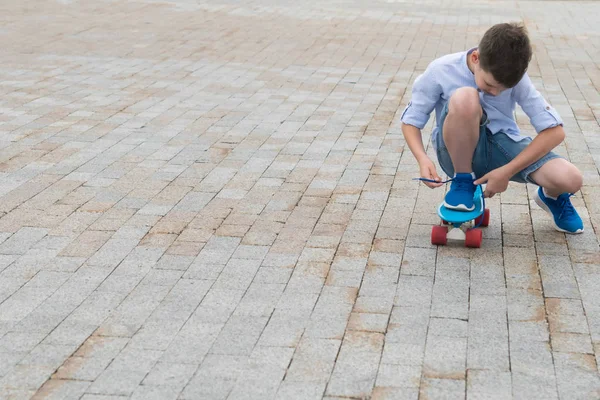 Хлопчик Блакитному Скейтборді Зав Язуючи Шнурки Кросівки — стокове фото