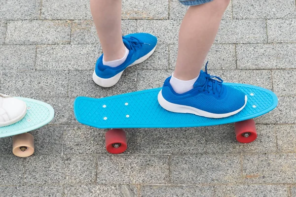 Nogi Niebieskie Trampki Niebieski Skateboard Koła Czerwono — Zdjęcie stockowe
