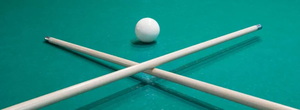 Zwei Pool Queues Gekreuzt Vor Einen Weißen Ball Grünen Tisch — Stockfoto