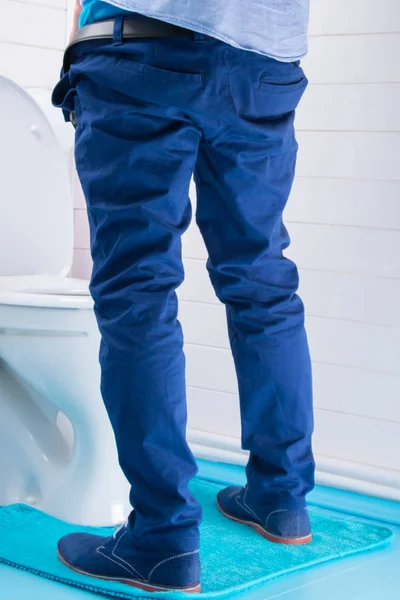 Man Blue Pants Peeing Toilet Rear View — Stock Photo, Image