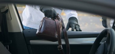 Hırsız Araba penceresi açılması aracılığıyla belgeleri bir torba alır