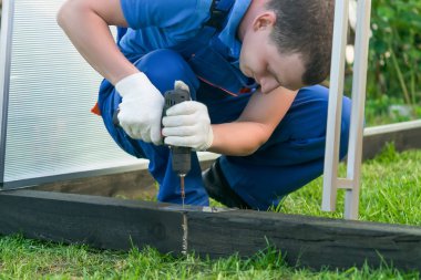 Açık havada vida ile ahşap temeli asıl giderir