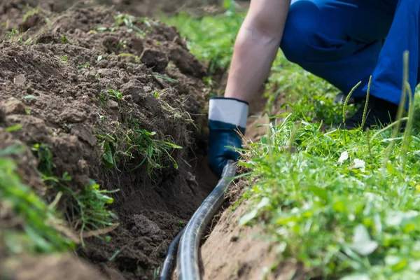 Una Zanja Mano Los Trabajadores Pone Tubería Agua — Foto de Stock