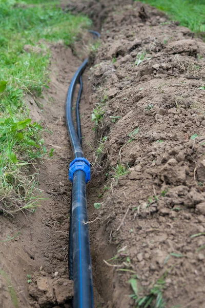 Suelo Encuentra Tubo Negro Para Agua Cerca — Foto de Stock