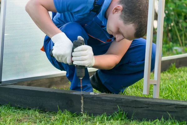 Master Fixes Foundation Wood Screws Open Air — Stock Photo, Image