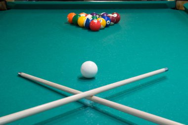 Bilardo masası üzerinde iki ipuçları oyun topları arka planı çarpı işareti vardır