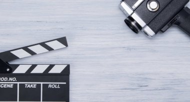 Eski bir video kamera ve fotoğraf, kayıt için yer ile gri bir arka plan üzerine çekmek için bir almak