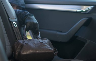 arka koltukta, elle çalınan, siyah eldiven unutulan çanta