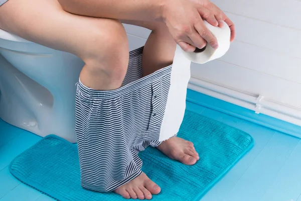 Mann Unterwäsche Auf Der Toilette Sitzend Mit Einer Rolle Toilettenpapier — Stockfoto