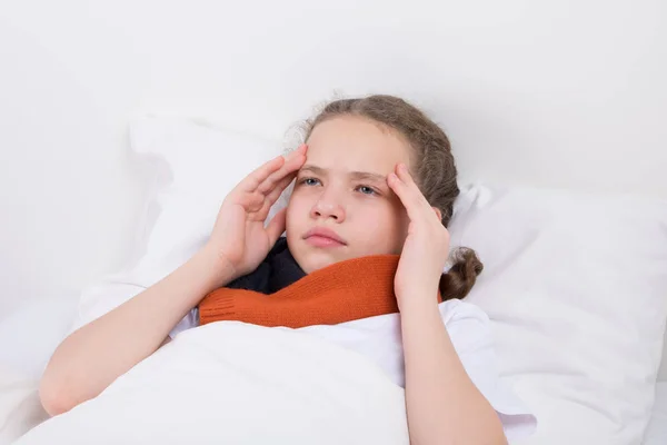 Der Patient Ist Ein Kind Das Bett Liegt Und Seinen — Stockfoto