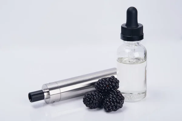 Elektromos Cigaretta Feltöltik Blackberry Fehér Alapon Ízű Folyadék — Stock Fotó