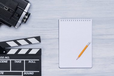 yönetmenin Resepsiyon parlak bir arka plan üzerinde bir defter ve bir kamera vardır