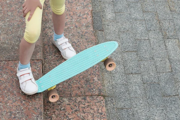 Stegen Hålla Ben Skateboard Närbild — Stockfoto