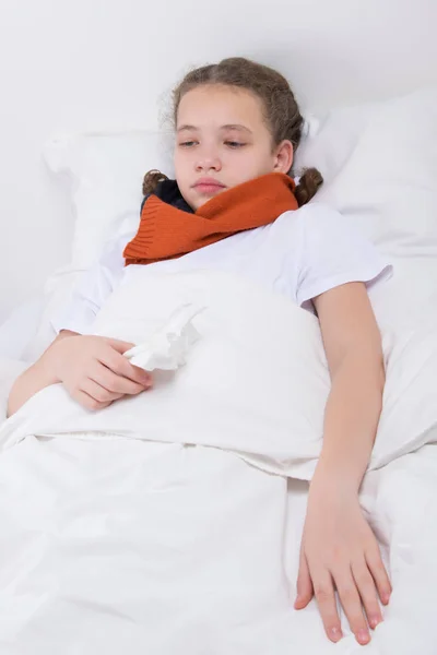 Mädchen Liegt Mit Halsschmerzen Bett Und Fühlt Sich Schlecht — Stockfoto