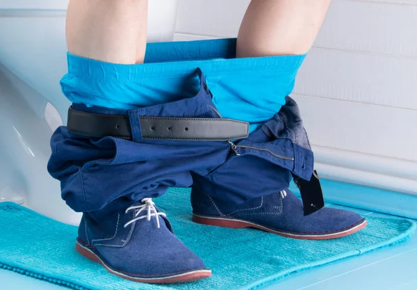 Mavi Ayakkabılar Erkeklerde Pantolon Külot Aşağı Tuvalette Oturuyor — Stok fotoğraf