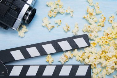 Eski video kamera ve çerçevesi, filme dağınık patlamış mısır arka planı için